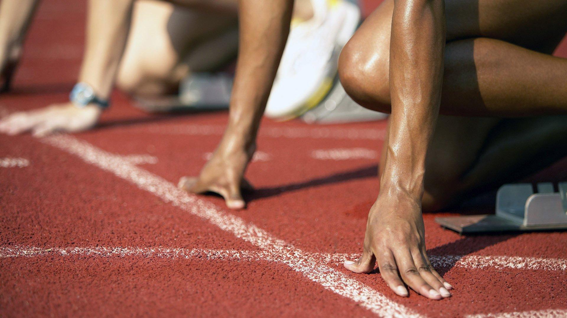 又是你!上赛季欧冠染红葬送好局,今夜再成背景板,37岁老将在他防守下头槌定江山