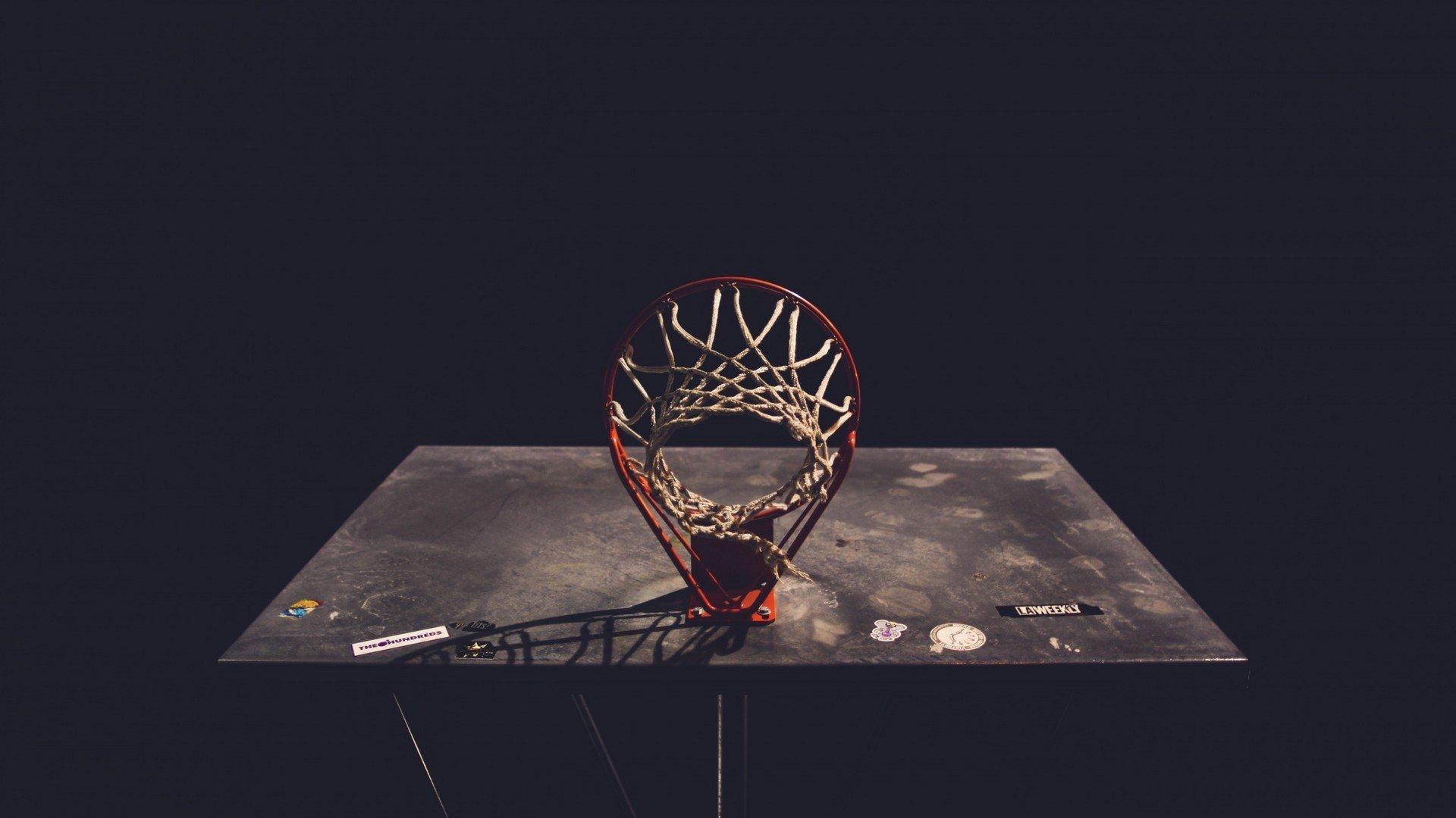 詹姆斯深情追忆湖人岁月，卡鲁索是我最爱的队友之一，他是终极版瑞士军刀